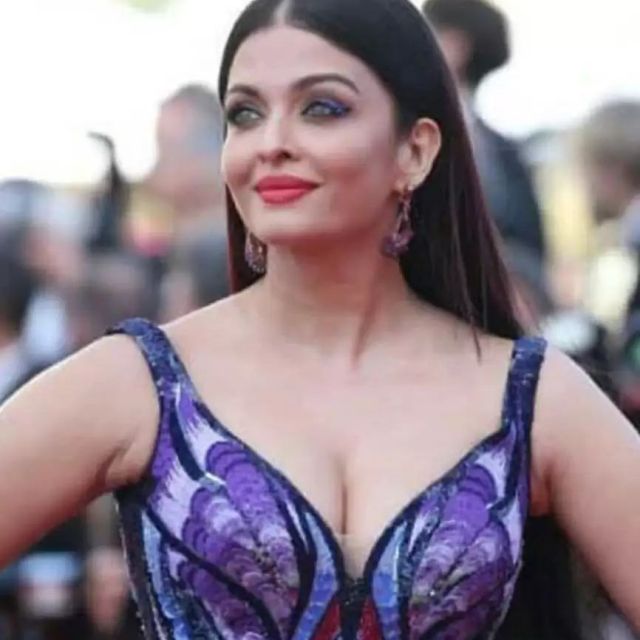 aishwarya rai seductive cleavage-HOT MILF ACTRESS-bollywood hot sizzling actress (2)